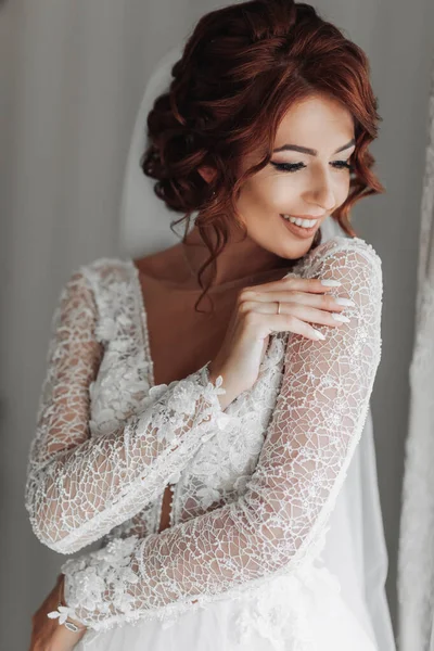 Die Braut Einem Wunderschönen Kleid Steht Fenster Und Posiert Für — Stockfoto