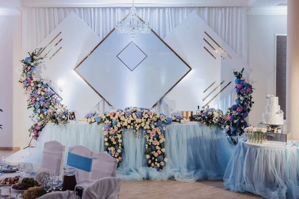 Brudens Och Brudgummens Bröllopsbord Dekorerat Med Blommor Gjort Blått Och — Stockfoto