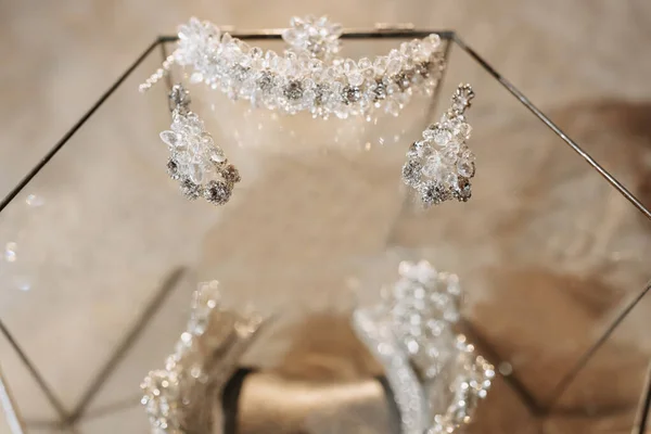 Hochzeitskrone Diadem Einem Glaskasten Auf Dem Bett Armband Der Hand — Stockfoto