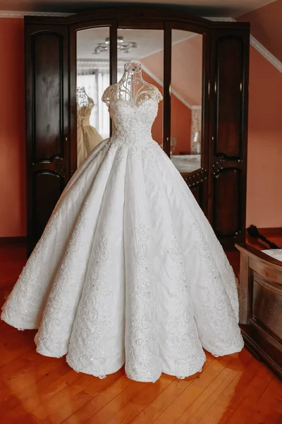Exquisite Wedding Dress Mannequin Bride's Room Royal Interior Photo Full  Stock Photo by ©Vasilij33 661335744