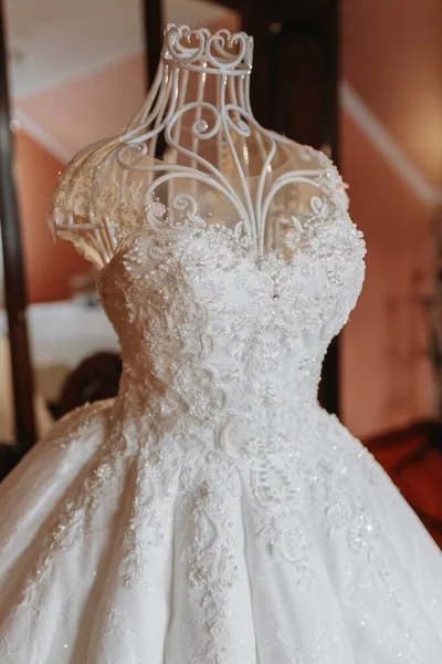 Вишукана Весільна Сукня Манекені Знаходиться Кімнаті Нареченої Королівським Інтер Єром — стокове фото