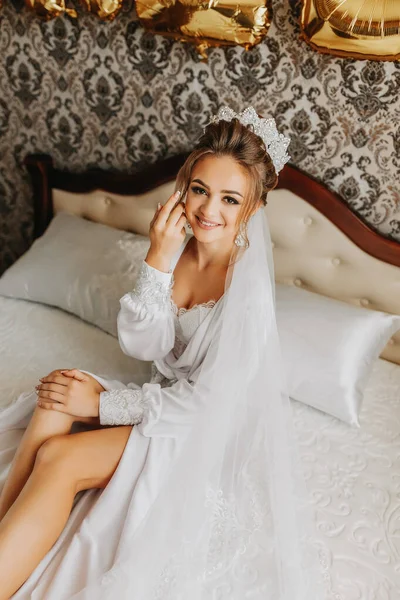 Bela Noiva Jovem Peignoir Branco Deitado Cama Quarto Hotel Preparativos — Fotografia de Stock