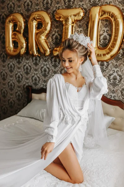 Schöne Junge Braut Weißem Peignoir Auf Dem Bett Hotelzimmer Liegend — Stockfoto