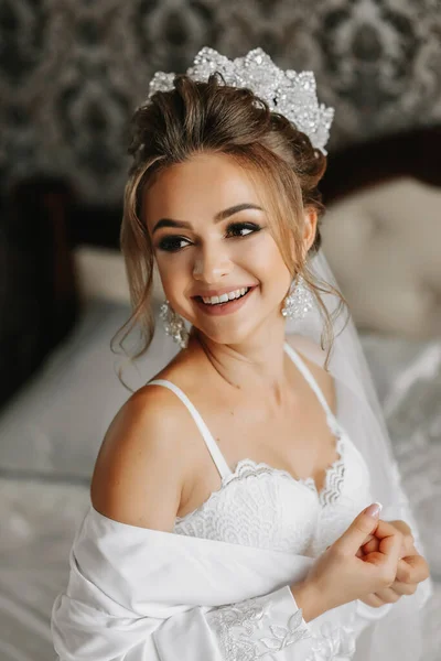 Eine Schöne Junge Braut Einem Weißen Peignoir Auf Einem Bett — Stockfoto