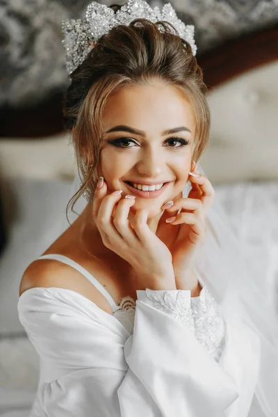 Krásná Mladá Nevěsta Bílém Peignoru Posteli Hotelovém Pokoji Poslední Přípravy — Stock fotografie