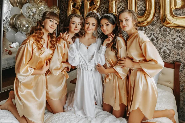 Jeunes Demoiselles Honneur Robe Soie Dans Une Chambre Hôtel Belles — Photo