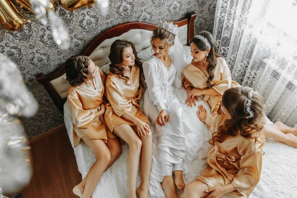 Молодые Подружки Невесты Шелковых Халатах Номере Отеля Красивые Женщины Празднуют — стоковое фото