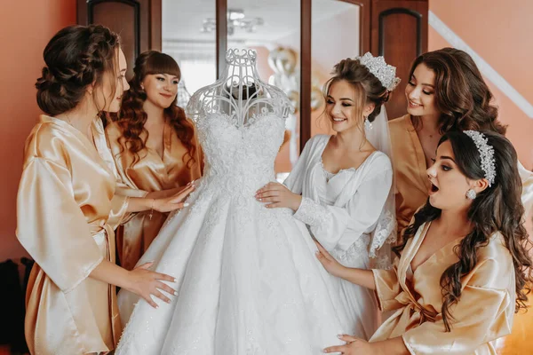 Young Bridesmaids Silk Robes Hotel Room Beautiful Women Celebrate Bachelorette — Stock Photo, Image
