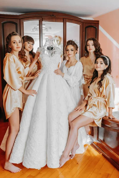 Junge Brautjungfern Seidenen Roben Einem Hotelzimmer Schöne Frauen Feiern Einen — Stockfoto
