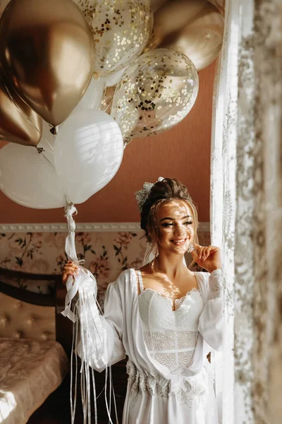 Kapsel Met Een Elegante Bruiloft Haar Accessoire Bruid Houdt Grijze — Stockfoto