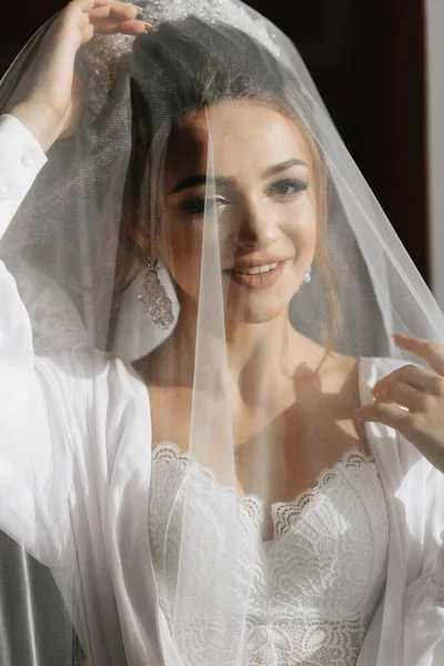 Ευτυχισμένη Όμορφη Νύφη Κάτω Από Πέπλο Όμορφη Νύφη Δείχνει Μακιγιάζ — Φωτογραφία Αρχείου