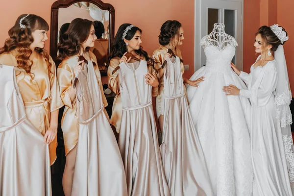絹のローブを着た若い新婦付添人はホテルの部屋で彼らの服を披露する 美しい女性祝うA Bacheroreetteパーティー隣の花嫁にテーマパジャマ — ストック写真