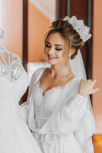 Eine Glückliche Junge Braut Mit Schicker Royaler Frisur Und Zartem — Stockfoto