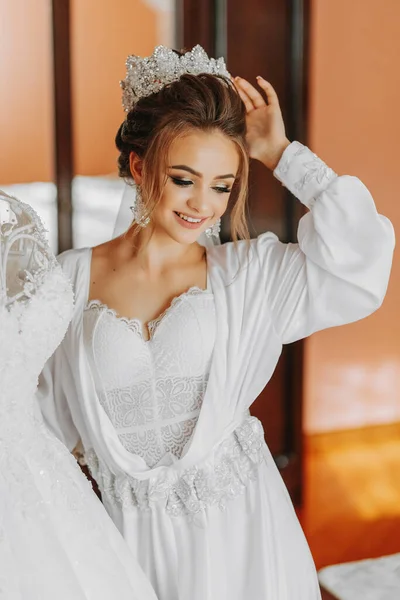 Счастливая Молодая Невеста Шикарной Королевской Прической Деликатным Макияжем Рядом Платьем — стоковое фото