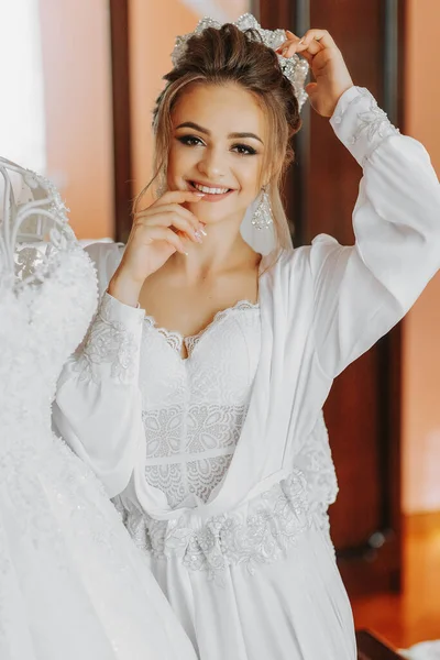 Счастливая Молодая Невеста Шикарной Королевской Прической Деликатным Макияжем Рядом Платьем — стоковое фото