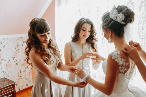 Namorada Noiva Prepara Noiva Para Dia Seu Casamento Namorada Noiva — Fotografia de Stock