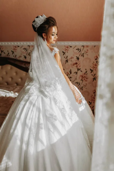 Die Braut Einem Wunderschönen Kleid Fenster Foto Von Der Rückseite — Stockfoto