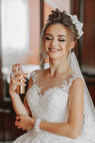 Weibliche Schönheit Schöne Frau Hause Braut Spray Parfüm Stilvolle Frau — Stockfoto