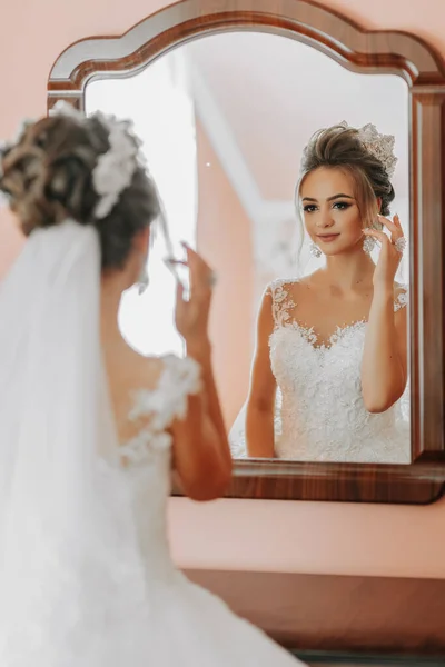 Güzel Elbiseli Gelin Aynaya Bakar Son Hazırlıklar Düğün Için Düğün — Stok fotoğraf