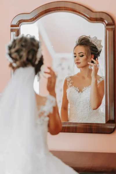 Noiva Belo Vestido Olha Espelho Preparações Últimas Casamento Buquê Casamento — Fotografia de Stock