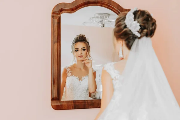 Sposa Bel Vestito Guarda Allo Specchio Gli Ultimi Preparativi Matrimonio — Foto Stock