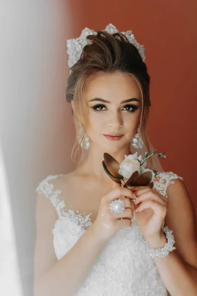 Невеста Красивом Платье Стоит Окна Цветком Жениха Руках Свадьба Свадебный — стоковое фото
