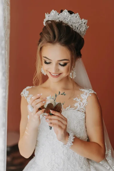 Невеста Красивом Платье Стоит Окна Цветком Жениха Руках Свадьба Свадебный — стоковое фото