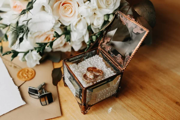 新郎婚礼的配件 新郎华丽的花束 金婚宴请柬金戒指木地板背景上的袖扣男人的时尚 — 图库照片