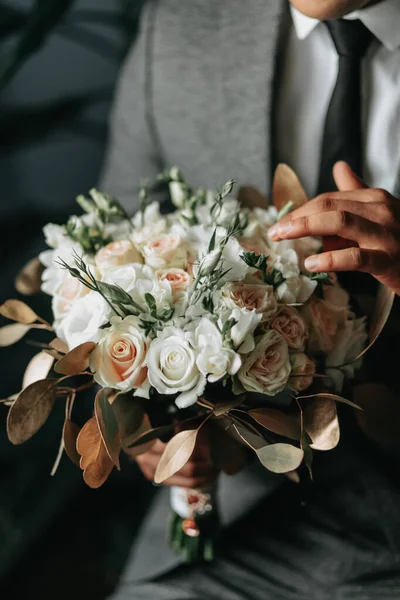 신랑의 결혼식을 액세서리 신랑의 꽃다발 결혼식 배경의 커프스 남성의 — 스톡 사진