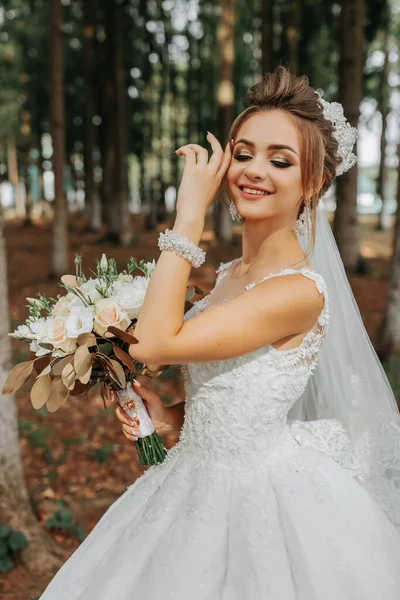 Piękna Młoda Kobieta Sukni Ślubnej Między Wysokimi Drzewami Lesie Królewską — Zdjęcie stockowe
