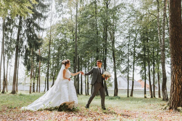 Nevěsta Ženich Jdou Ruku Ruce Lesem Šťastný Pár Svatební Fotka — Stock fotografie