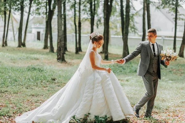 Menyasszony Vőlegény Kéz Kézben Járnak Erdőben Boldog Pár Esküvői Fotó — Stock Fotó