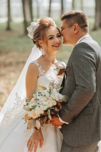 Sposo Alla Moda Sposa Bionda Carina Vestito Bianco Con Una — Foto Stock