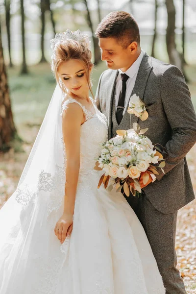 Modischer Bräutigam Und Süße Blonde Braut Einem Weißen Kleid Mit — Stockfoto