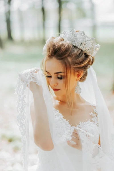Schöne Junge Frau Einem Hochzeitskleid Wald Mit Königlicher Frisur Und — Stockfoto