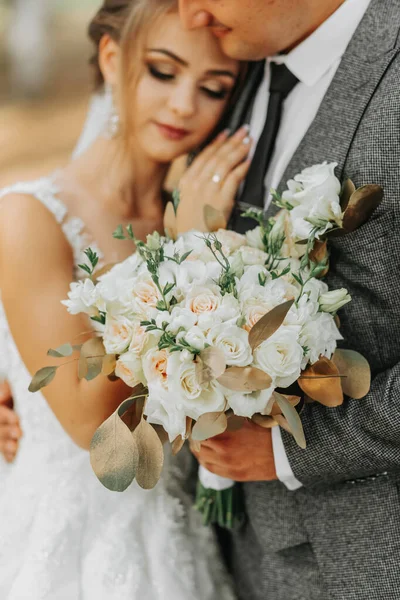 Bruid Bruidegom Achtergrond Van Een Sprookjesbos Koninklijk Huwelijksconcept Bruidegom Omarmt — Stockfoto