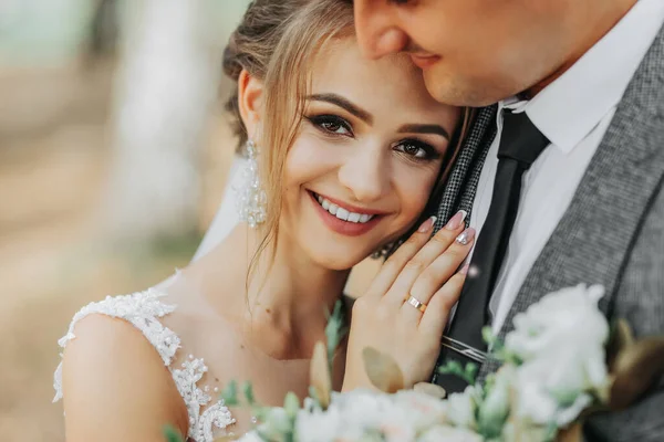 Braut Und Bräutigam Vor Dem Hintergrund Eines Märchenwaldes Royal Wedding — Stockfoto