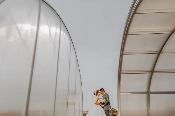Bruid Bruidegom Tegen Achtergrond Van Lucht Koninklijk Huwelijksconcept Man Omarmt — Stockfoto