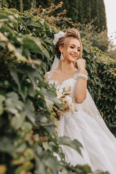Braut Garten Inmitten Von Grün Royal Wedding Konzept Schickes Brautkleid — Stockfoto
