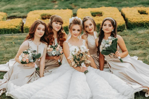 들러리 결혼식 꽃다발 결혼식 베스트 프렌드 결혼식에서 여자들 친구들 과예쁜 — 스톡 사진