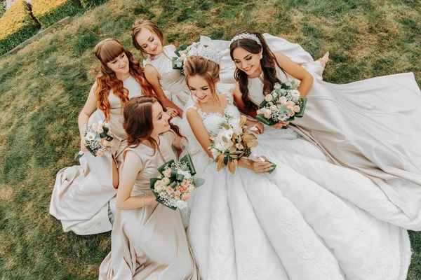Foto Der Braut Und Der Brautjungfern Mit Brautsträußen Hochzeitstag Glückliche — Stockfoto