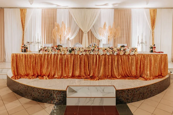 Bröllopsbordet Bruden Och Brudgummen Dekorerad Med Blommor Gjort Grå Färg — Stockfoto