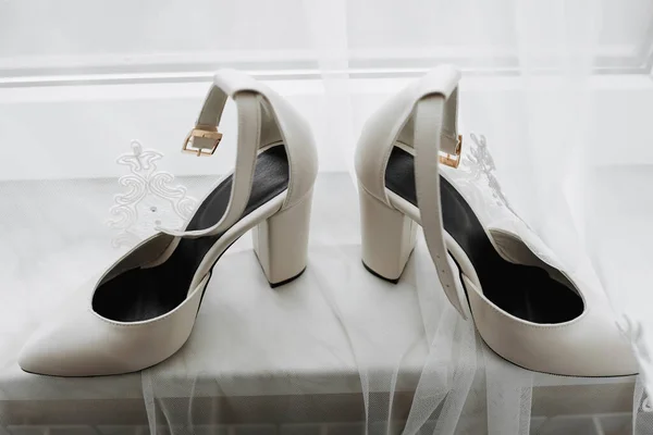 Λευκά Κομψά Παπούτσια Ένα Ζευγάρι Κλασικά Λευκά Παπούτσια Που Στέκονται — Φωτογραφία Αρχείου