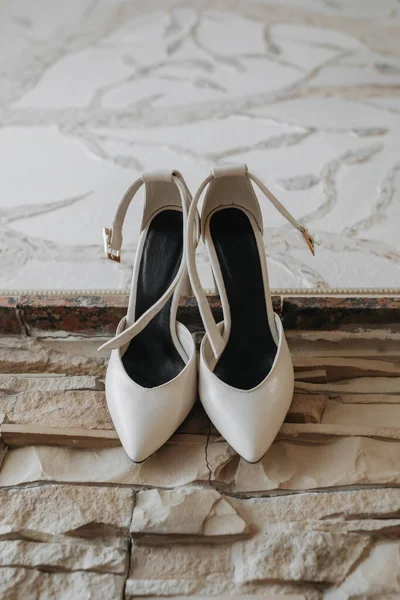 Zapatos Blancos Elegantes Par Zapatos Blancos Clásicos Pie Sobre Alféizar — Foto de Stock