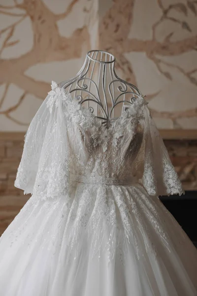 Exquisite Wedding Dress Mannequin Bride's Room High Quality Photo Wedding  Stock Photo by ©Vasilij33 663960118