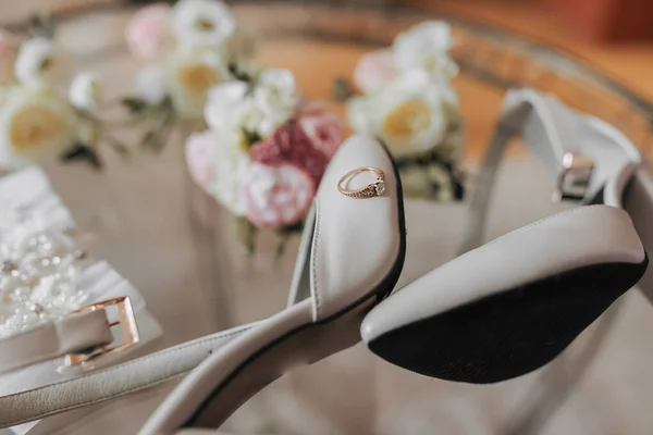 Вид Зверху Весільні Бутоньєрки Нареченого Наречених Взуття Нареченої Скляному Фоні — стокове фото