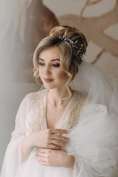 Die Braut Mit Eleganter Frisur Steht Einem Gewand Zur Seite — Stockfoto