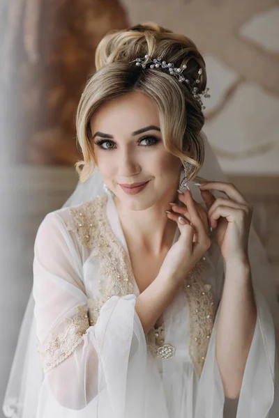 Eine Braut Mit Eleganter Frisur Posiert Einem Gewand Blickt Die — Stockfoto