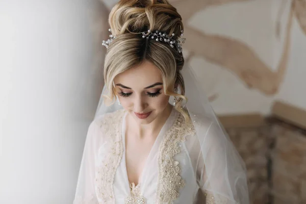 Eine Braut Mit Eleganter Frisur Und Diadem Steht Einem Gewand — Stockfoto