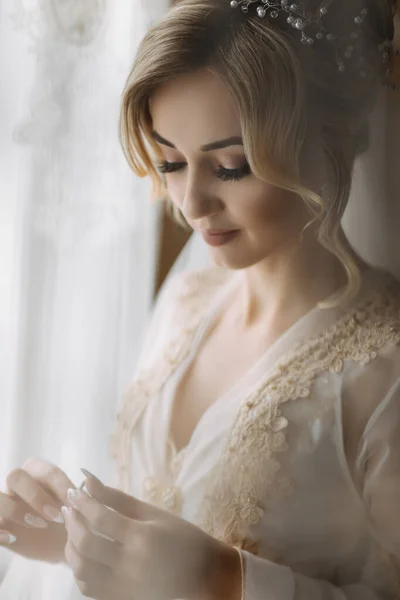 Eine Braut Mit Eleganter Frisur Und Diadem Steht Einem Gewand — Stockfoto